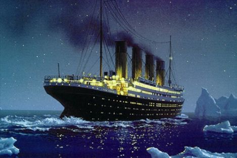Un gran transatl&aacute;ntico negro con m&uacute;ltiples chimeneas navegando por un mar helado bajo un cielo nocturno estrellado.