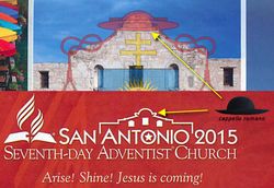 Ilustración colorida que muestra una estructura similar a una iglesia adornada con lo que parece una representación del Mazzaroth en la cúspide. Hay imágenes de objetos celestiales y un texto que dice "SAN ANTONIO 2015 Seventh-day Adventist Church Arise! Shine! Jesus is coming!" sobre un fondo rojo. Interner Link zu einem Artikel auf dieser Website.