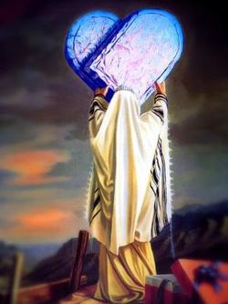 Una imagen de una figura en túnicas orientando dos grandes tablas en forma de corazón hacia el cielo, que contienen imágenes detalladas de constelaciones. La escena ocurre durante una puesta de sol con tonos cálidos en el fondo. Externer Link zu einer anderen Website der High Sabbath Adventist Society.