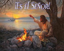 Una imagen que representa a un hombre con túnica, sentado junto a un fuego de campamento en la playa al amanecer, señalando hacia un barco en el horizonte. El texto sobre la imagen dice "¡ES EL SEÑOR!". Interner Link zu einem Artikel auf dieser Website.