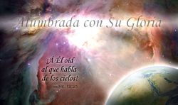 Imagen artística que representa el espacio con una espiral de nebulosas y estrellas, sobreimpresionada con el texto que dice "Alumbrada con Su Gloria, ¡Atiende al que habla de los cielos!" y un planeta terrestre visible en la esquina inferior derecha. Interner Link zu einem Artikel auf dieser Website.