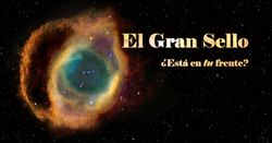 Imagen de una nebulosa colorida en el espacio con un título que dice "El Gran Sello" y una pregunta "¿Está en frente?" escrita en texto blanco sobre fondo negro. Interner Link zu einem Artikel auf dieser Website.