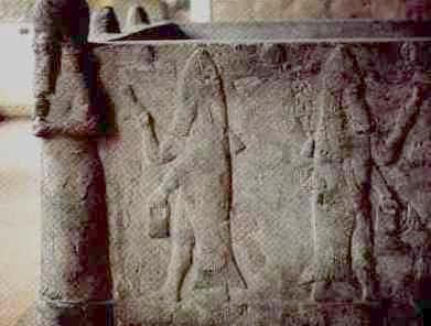 Imagen de un relieve antiguo en piedra que muestra figuras talladas que representan constelaciones del Mazzaroth en un contexto astron&oacute;mico y b&iacute;blico.