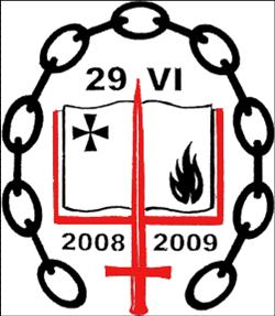 Ilustraci&oacute;n que presenta un emblema encerrado por una cadena, con cuatro cuadros internos. El cuadro superior izquierdo contiene una estrella, el cuadro superior derecho una llama, y en el centro una cruz roja. Los cuadros inferiores tienen los n&uacute;meros 2008 y 2009.