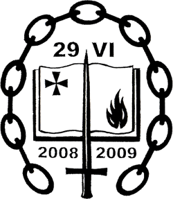 Imagen de un s&iacute;mbolo dentro de una cadena circular, en el que se muestra un libro abierto con una estrella y una llama sobre un fondo dividido por una cruz. Contiene n&uacute;meros y letras, indicando "29 VI" arriba, con los a&ntilde;os "2008" y "2009" debajo en cada p&aacute;gina.