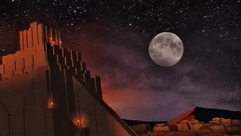 Noche estrellada con una gran luna llena brillante sobre una fortificaci&oacute;n de piedra antigua. El cielo presenta una amplia gama de estrellas y una tonalidad naranja cerca del horizonte sugiere el crep&uacute;sculo.