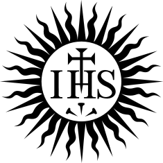Logotipo cristiano con las letras "IHS" en negro sobre fondo blanco. Las letras est&aacute;n estilizadas con una cruz sobre la letra "H" y tres clavos debajo.