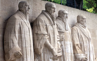 Escultura de piedra que muestra a cuatro figuras masculinas de pie, talladas en relieve sobre un muro, representando a sabios que podr&iacute;an estar estudiando los patrones celestiales de la Mazzaroth, destacando en un contexto de estudio cient&iacute;fico y b&iacute;blico.