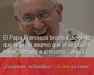 Imagen del Papa Francisco sonriendo ampliamente en una atm&oacute;sfera informal. Hay un texto superpuesto en espa&ntilde;ol que captura algunas de sus palabras, creando un tono jocoso y ligero.