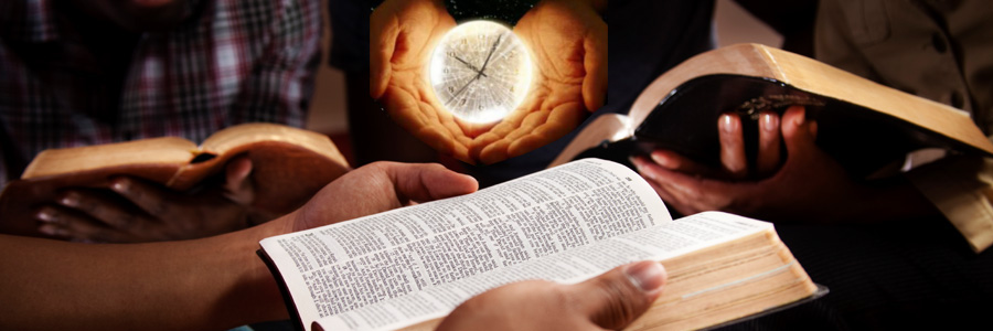 Un grupo de personas est&aacute; estudiando textos sagrados mientras una mano sostiene un reloj de arena luminoso, simbolizando temas de temporalidad y eternidad.