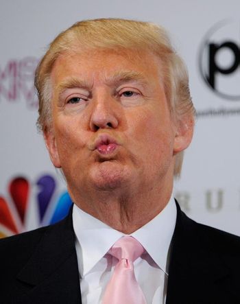 Un hombre con traje oscuro y corbata rosa frunciendo los labios en un gesto peculiar contra un fondo con logotipos de medios.