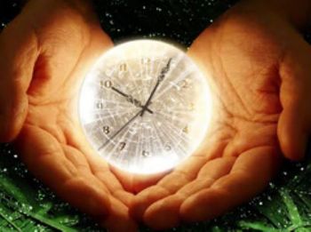 Manos sosteniendo un reloj transparente que muestra una disposici&oacute;n de s&iacute;mbolos astron&oacute;micos sobre un fondo c&oacute;smico brillante, simbolizando la noci&oacute;n del tiempo dentro de los vastos elementos del universo.