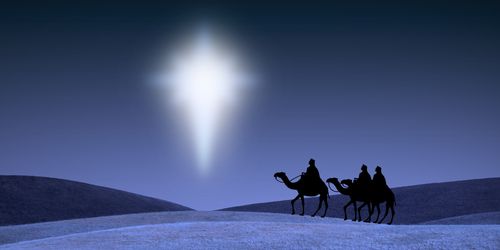 Tres figuras montadas en camellos atraviesan un paisaje de colinas nevadas bajo un cielo nocturno iluminado por un brillante cuerpo celeste, posiblemente una estrella o cometa.