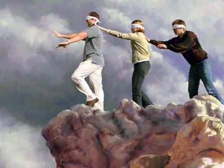 Tres personas con vendas en los ojos, equilibr&aacute;ndose mientras caminan uno detr&aacute;s del otro sobre una cresta rocosa, con un fondo de nubes suaves que podr&iacute;a simbolizar la vasta creaci&oacute;n del cosmos.