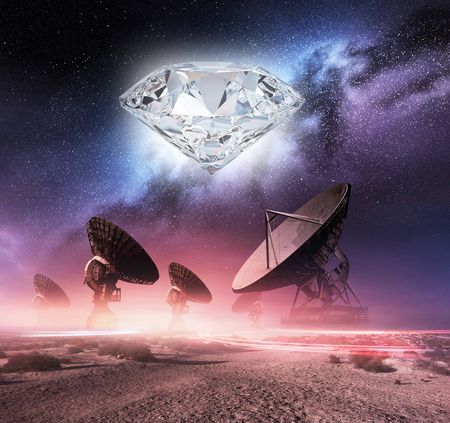 Imagen que representa un diamante gigante flotando en el espacio con un fondo del cielo nocturno iluminado por estrellas y la Mazzaroth. En primer plano, varias antenas parab&oacute;licas se alinean en un terreno &aacute;rido bajo un cielo estrellado.