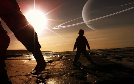 Una silueta de un adulto y un ni&ntilde;o caminando sobre una superficie rocosa al atardecer, con el sol brillante al fondo y un gran planeta visible en el cielo, creando una escena que evoca una exploraci&oacute;n del sistema solar.