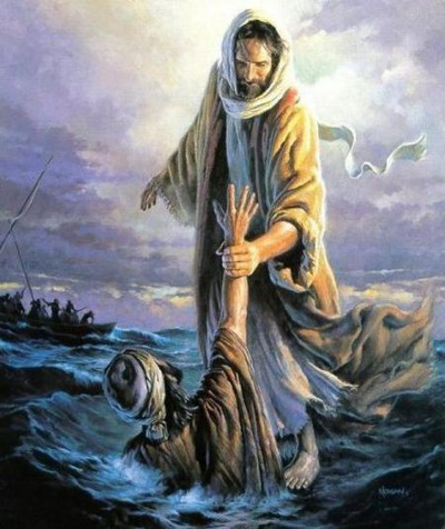 Representaci&oacute;n art&iacute;stica de una escena b&iacute;blica donde Jes&uacute;s, vistiendo una t&uacute;nica larga, extiende su mano para salvar a un hombre que se est&aacute; hundiendo en un mar tempestuoso, mientras observadores en un barco cercano miran la escena.