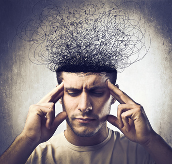 Un hombre con los ojos cerrados, concentr&aacute;ndose intensamente, con un mont&oacute;n de l&iacute;neas y s&iacute;mbolos entrelazados que se elevan desde su cabeza, simbolizando un complejo mapeo de pensamientos o constelaciones.