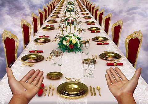 Una imagen de dos manos extendidas hacia un largo banquete celestial con vajilla dorada, copas de cristal, y una decoraci&oacute;n floral en el centro sobre un mantel blanco. Sillas con detalles dorados a lo largo de la mesa bajo un cielo despejado.