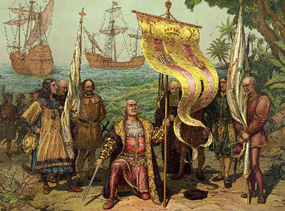 Una ilustraci&oacute;n hist&oacute;rica que muestra a un grupo de exploradores europeos y un l&iacute;der sentado, en una costa con dos barcos anclados en el fondo. El l&iacute;der sostiene un estandarte ornamentado mientras discuten su descubrimiento.