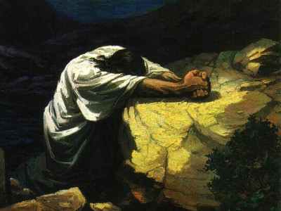 Pintura de un hombre apoyado en una roca, mirando hacia el suelo, donde sostiene una carta con dise&ntilde;os que simbolizan las constelaciones de la Mazzaroth bajo un cielo nocturno.