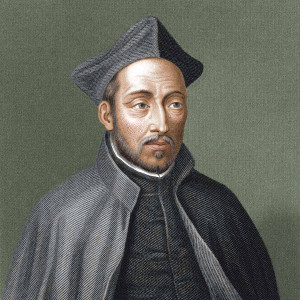 Retrato en colores de un hombre asi&aacute;tico con atuendo hist&oacute;rico, incluyendo un sombrero cuadrado y una t&uacute;nica gris con pliegues. Su expresi&oacute;n es seria y contemplativa.