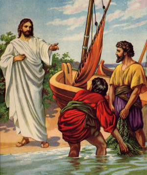 Ilustraci&oacute;n de tres hombres junto a un bote en la orilla del agua. Uno de ellos, vestido con una t&uacute;nica blanca, est&aacute; de pie y se&ntilde;alando hacia el horizonte, mientras los otros dos, vestidos en t&uacute;nicas de colores, atienden una red de pesca.