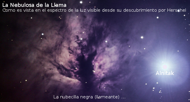 Imagen astron&oacute;mica de la Nebulosa de la Llama, observada en el espectro de luz visible. Muestra una colecci&oacute;n brillante de gas y polvo iluminados, con la estrella Alnitak brillando intensamente al borde derecho. En la parte inferior, se indica una regi&oacute;n oscura conocida como "la nubecilla negra".