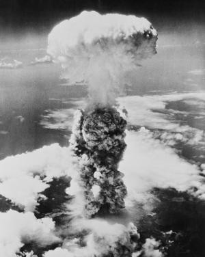 Fotograf&iacute;a en blanco y negro de una enorme columna de humo y cenizas, que se eleva poderosamente hacia el cielo desde una nube m&aacute;s amplia en su base, recordando las tremendas fuerzas naturales descritas en fen&oacute;menos astron&oacute;micos y eventos celestiales mencionados en textos b&iacute;blicos.