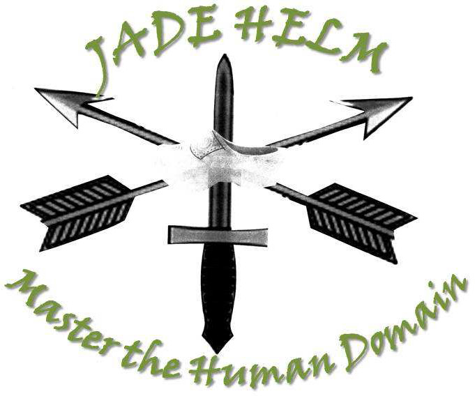 Imagen de una br&uacute;jula estilizada con una espada como aguja central en tonos grises y negros, rodeada de cuatro flechas apuntando hacia las direcciones cardinales, con el texto "Jade Helm Master the Human Domain" en color verde bordeando la parte superior e inferior de la imagen.