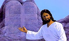 Una imagen de un hombre con barba y cabello largo, vestido con t&uacute;nicas blancas, se&ntilde;alando unas tablas de piedra grandes con texto grabado, ubicadas en un entorno rocoso.