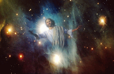 Imagen de una figura masculina con vestimenta brillante, extendida de brazos contra un fondo c&oacute;smico lleno de estrellas y nebulosas luminosas.