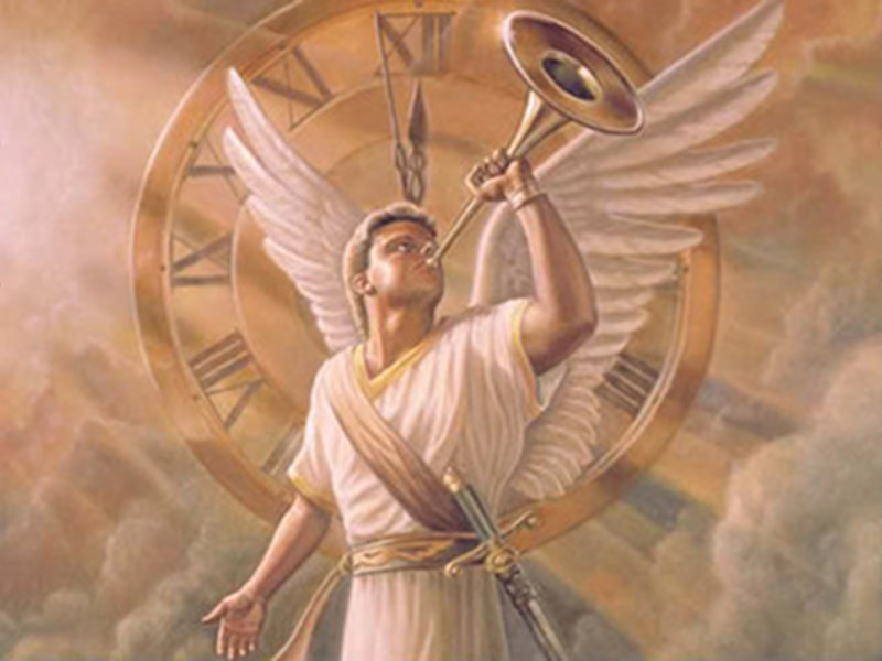 Imagen de un &aacute;ngel con alas extendidas, vestido con toga blanca y sosteniendo una trompeta dorada, con un fondo compuesto por una gran estructura circular con n&uacute;meros romanos que simboliza la Mazzaroth.
