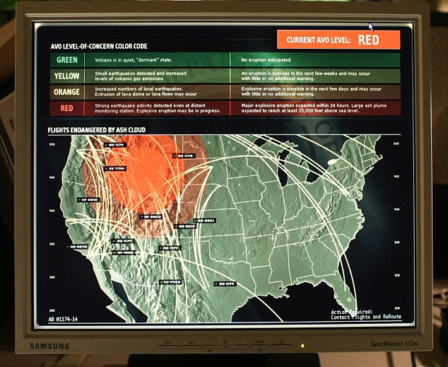 Monitor mostrando un mapa interactivo con niveles de alerta de actividad volc&aacute;nica en diferentes colores, variando de verde a rojo seg&uacute;n la severidad. Un &aacute;rea extensa est&aacute; marcada en rojo indicando nivel de alerta alto con potencial de expulsi&oacute;n de ceniza volc&aacute;nica. Textos explicativos sobre los colores del c&oacute;digo de preocupaci&oacute;n est&aacute;n al lado izquierdo del mapa.