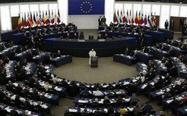 Vista panor&aacute;mica del hemiciclo del Parlamento Europeo durante una sesi&oacute;n plenaria, con los eurodiputados sentados en semic&iacute;rculo alrededor de un orador en el podio central.