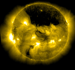 Imagen en luz ultravioleta del sol mostrando una actividad solar intensa con m&uacute;ltiples llamaradas y manchas solares destacadas, ilustrando la din&aacute;mica de la estrella central de nuestro sistema solar.
