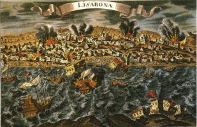 Ilustraci&oacute;n hist&oacute;rica de la ciudad de Lisboa, sumida en el caos durante un terremoto seguido de un tsunami y un incendio en el siglo XVIII. Numerosos barcos se agitan violentamente sobre olas gigantescas mientras la ciudad detr&aacute;s arde en llamas con edificios destruidos y humo ascendente hacia un cielo nublado.