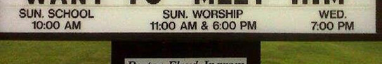 Una imagen de un cartel blanco con borde negro y letras negras que muestra horarios de eventos en una iglesia, incluyendo escuela dominical y servicios de adoraci&oacute;n.