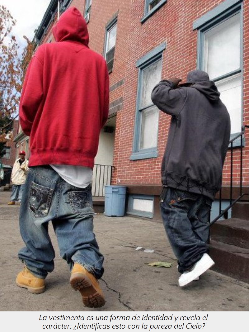 Dos j&oacute;venes caminando en una calle urbana, uno con una sudadera roja y el otro con una sudadera negra, ambos con jeans y calzado deportivo. El cielo cubierto a&ntilde;ade un matiz sombr&iacute;o a la escena urbana.
