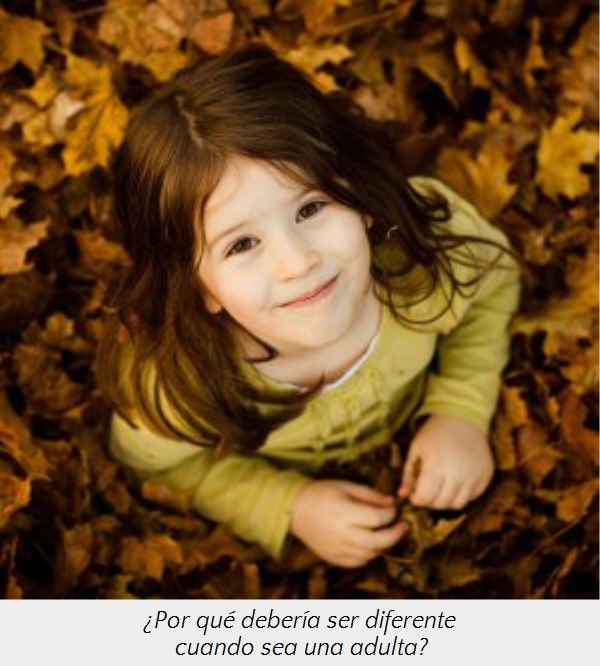 Una ni&ntilde;a peque&ntilde;a con cabello casta&ntilde;o y ojos brillantes yace sonriente entre hojas oto&ntilde;ales doradas, con un su&eacute;ter amarillo claro. La expresi&oacute;n de alegr&iacute;a ilumina su rostro, record&aacute;ndonos la luz de las estrellas que gu&iacute;an en la noche.