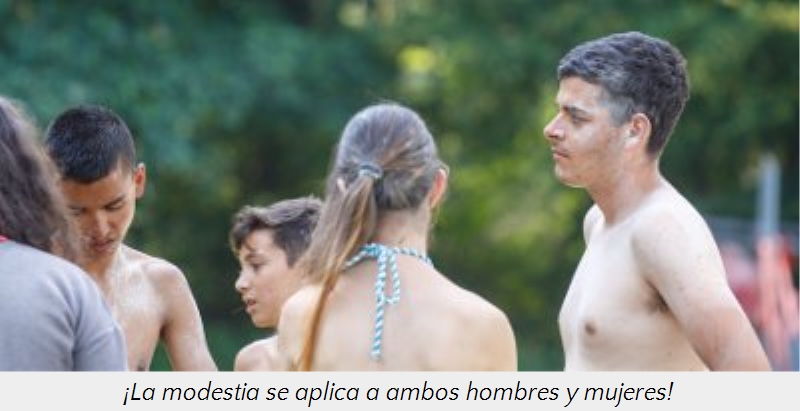 Grupo de j&oacute;venes en un parque conversando en un d&iacute;a soleado, varios de ellos sin camisa, reflejando un ambiente relajado y de camarader&iacute;a bajo los cielos despejados.