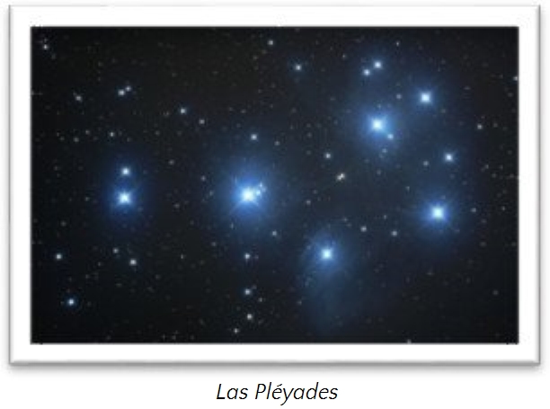 Imagen del c&uacute;mulo estelar conocido como Las Pl&eacute;yades, ubicado en la constelaci&oacute;n del Toro, mostrando m&uacute;ltiples estrellas brillantes y azuladas dispersas sobre un fondo negro salpicado de numerosas estrellas m&aacute;s peque&ntilde;as.