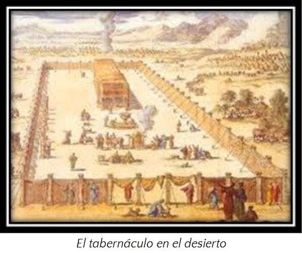 Ilustraci&oacute;n de un campamento antiguo con un tabern&aacute;culo central rodeado por una valla y ubicado en un desierto. Personas y tiendas se dispersan alrededor en un d&iacute;a claro, con monta&ntilde;as al fondo.