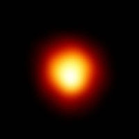 Imagen de una estrella brillante con un resplandor anaranjado y rojizo difuminado en el fondo oscuro del espacio.