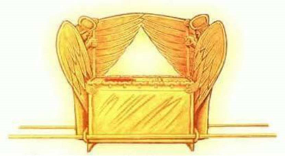 Ilustraci&oacute;n de un cofre dorado con alas dise&ntilde;adas en un estilo que evoca im&aacute;genes de elementos hist&oacute;ricos o m&iacute;ticos, situado sobre una base con l&iacute;neas horizontales.
