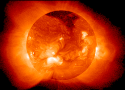 Imagen de alta resoluci&oacute;n del sol mostrando detalles v&iacute;vidos de su actividad superficial, incluyendo llamaradas y prominencias solares, en tonalidades predominantes de rojo y naranja.