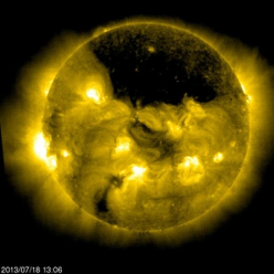Imagen cient&iacute;fica del sol mostrando varias erupciones solares y manchas solares. La imagen captura la intensa actividad en la superficie solar, iluminada en tonos de amarillo y naranja.