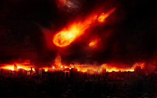 Una imagen dram&aacute;tica de una ciudad durante la noche con el cielo iluminado por cuerpos celestiales resplandecientes en tonos rojos y naranjas, creando una apariencia que recuerda visiones del Mazzaroth.