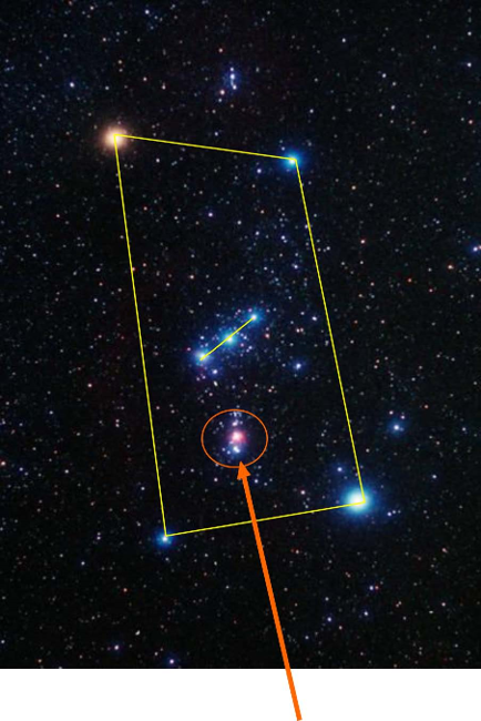 Imagen de una porci&oacute;n del cielo nocturno mostrando m&uacute;ltiples estrellas brillantes distribuidas uniformemente. Un contorno rectangular amarillo resalta un &aacute;rea espec&iacute;fica y una flecha naranja se&ntilde;ala hacia un grupo de estrellas dentro de este contorno, posiblemente un &aacute;rea de inter&eacute;s astron&oacute;mico relacionada con la Mazzaroth.