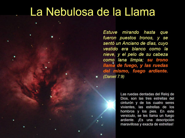 Imagen de la Nebulosa de la Llama, con tonos vibrantes de rojo y morado con estrellas dispersas brillando intensamente. Incluye texto que cita a Daniel 7:9 en referencia a una visi&oacute;n celestial, comparando elementos de la nebulosa con im&aacute;genes b&iacute;blicas.